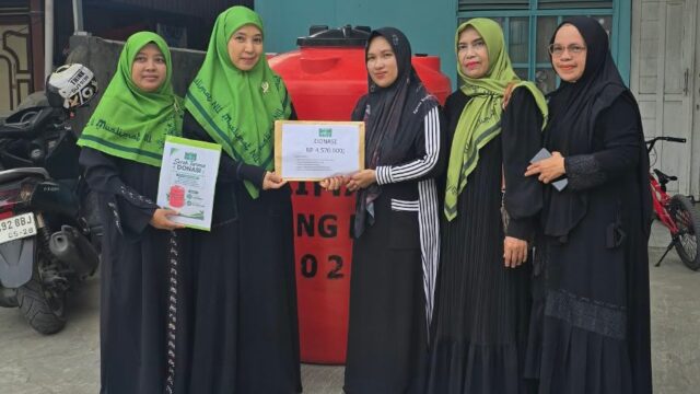 Muslimat NU Simpang Empat Salurkan Donasi Rp4,57 Juta dan Tandon Air untuk Korban Kebakaran di Gang Andalas Kampung Baru