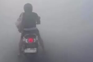 Video: Kabut Asap Tebal Tutupi Jarak Pandang Jalan Para Pengndara