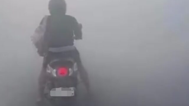 Video: Kabut Asap Tebal Tutupi Jarak Pandang Jalan Para Pengndara