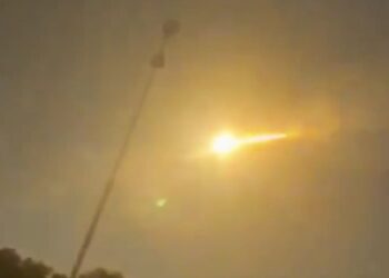 Bola Api Raksasa Diduga Meteor Melintas di Langit