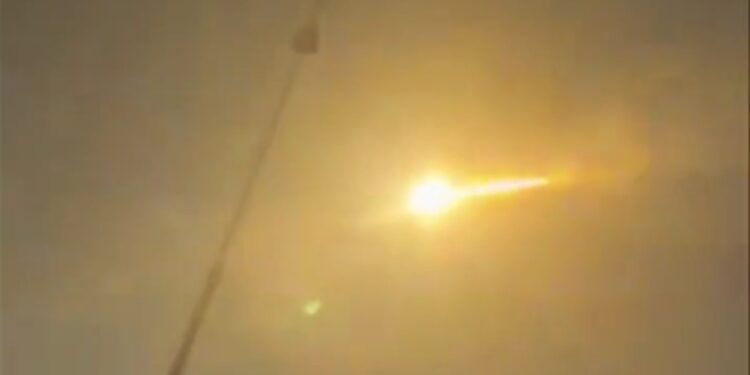 Bola Api Raksasa Diduga Meteor Melintas di Langit