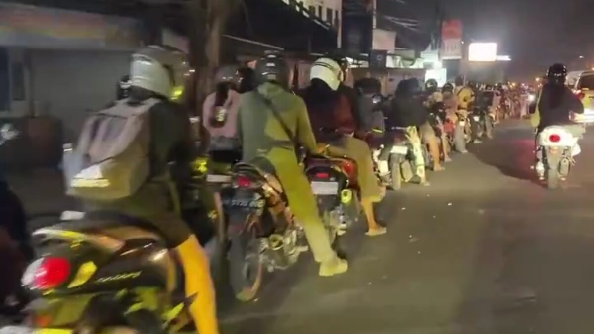 VIDEO: Ratusan Meter Motor Mengantri di Tambanan – Denpasar