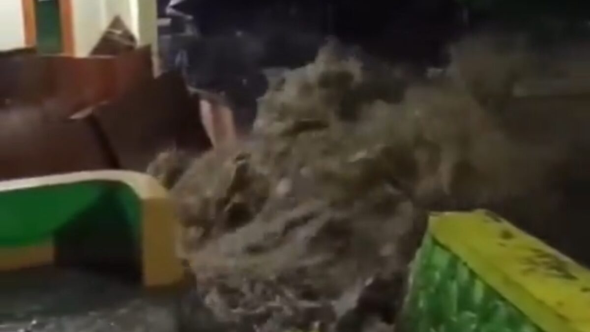 Puluhan Rumah di Bandung Diterjang Luapan Air Sungai Cikalintu