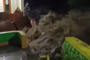 Puluhan Rumah di Bandung Diterjang Luapan Air Sungai Cikalintu