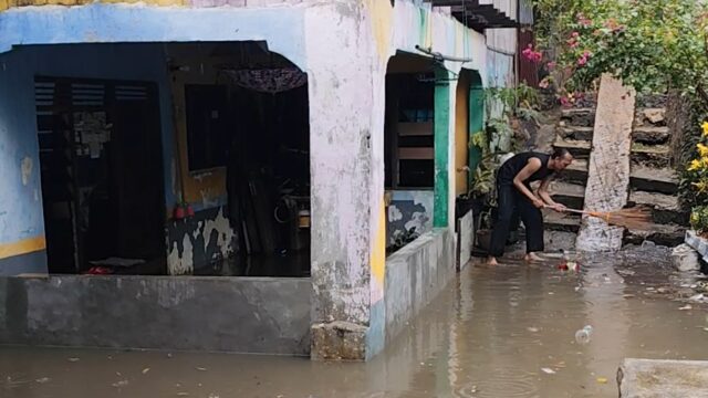 VIDEO: 1 Jam Hujan Lebat di Banjarbaru Rumah Yanuar Terendam