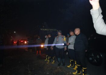 Kapolda Kalsel Tinjau Pemadaman Karhutla di Kawasan Jalan Gubernur Subarjo Terjunkan Drone Thermal dan Surfaktan