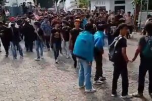 VIDEO: Masa Aksi Unjuk Rasa Terobos Gedung DPRD Cirebon