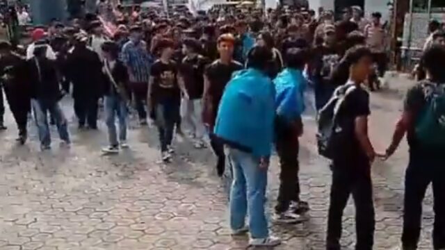 VIDEO: Masa Aksi Unjuk Rasa Terobos Gedung DPRD Cirebon