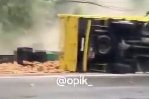 VIDEO: Truk Oleng Akibatkan Laka di Jalur Nagreg