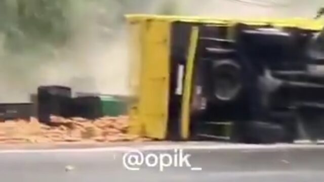 VIDEO: Truk Oleng Akibatkan Laka di Jalur Nagreg