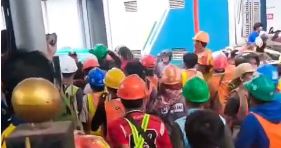Satpol PP Diobrak-Abrik Buruh Gara-Gara Nasi Bungkus!