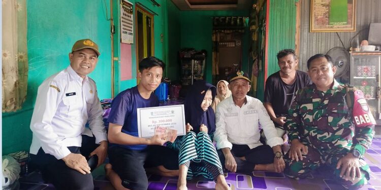BLT-DD Tahap 9 Disalurkan, Pemdes Teluk Selong Antar Langsung Bantuan ke 6 KPM
