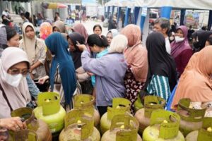 Banjir Subsidi di Banjarbaru, Emak-Emak Rela Antre!