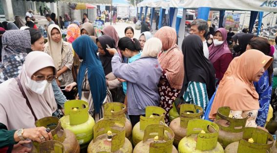 Banjir Subsidi di Banjarbaru, Emak-Emak Rela Antre!